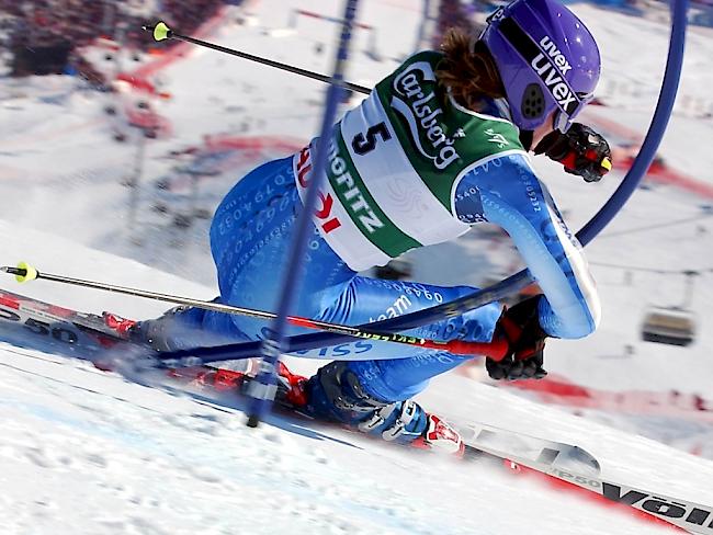 Sonja Nef hängt im WM-Riesenslalom 2003 mit dem Arm an einem Tor ein