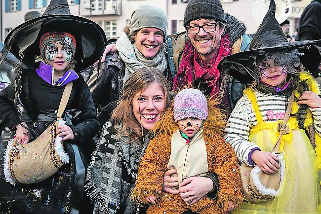 hinten: Nadine (35) und Yann (45)
vorne: Anna (7), Gaëlle (18), Paula (1) und Lisa (5) Jossen, alle aus Brig