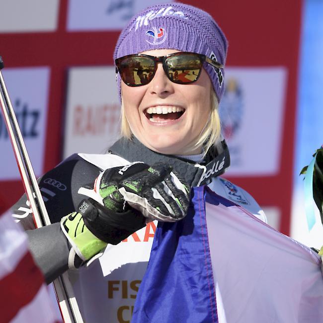 Tessa Worley strahlt an der Siegerehrung im Ziel