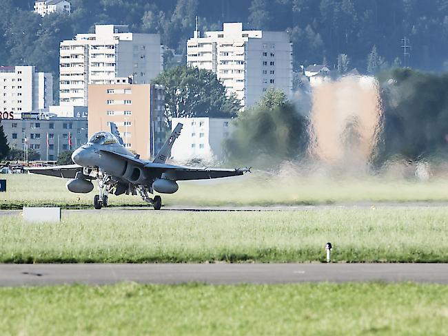 Die Schweizer Luftwaffe will am Flugplatz Emmen LU häufiger fliegen, nachdem sie ihre regelmässige Basis in Sion VS Ende 2017 aufgeben wird. (Archivbild)