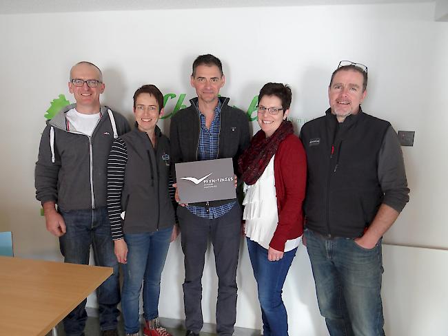 Bed & Breakfast. Die Betreiber mit dem Direktor des Regionalen Naturparks Pfyn-Finges: Hubert und Marie-Elisabeth Hischier mit Peter Oggier, Agnes und Reinhard Zeiter (von links).