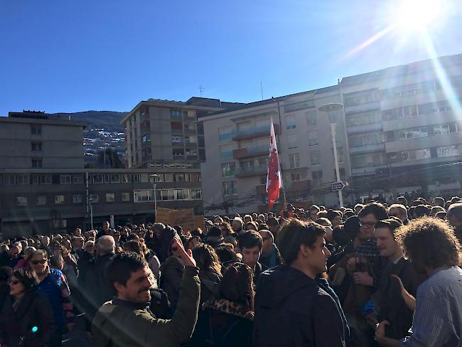 Mehrere hunderte Personen versammelten sich am Samstagnachmittag auf dem Sittener Place du Scex.