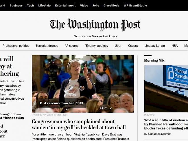 Die Washingtoner Traditionszeitung sieht durch US-Präsident Trump demokratische Werte. Durch ihr neues Motto "In der Dunkelheit stirbt die Demokratie" setzt sie nun ein Zeichen.