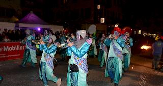 Begleitet von mehreren Oberwalliser Guggenmusiken wurde am Mittwochabend mit der &laquo;Chessleta&raquo; die Gliser Fasnacht lanciert.