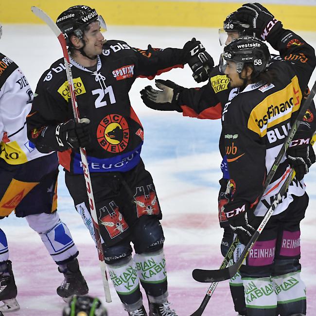 Die Berner mit Simon Moser (Nr. 21) und Eric Blum (Nr. 58) bejubeln das 4:1 gegen Zug. Im SC Bern läuft ein Jahr nach der turbulenten Saison und dem Gewinn des Meistertitels alles nach Plan