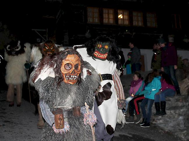 Impressionen vom Tschäggättu-Umzug am Donnerstagabend im Lötschental.