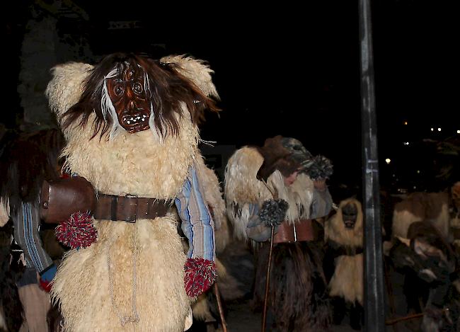 Impressionen vom Tschäggättu-Umzug am Donnerstagabend im Lötschental.