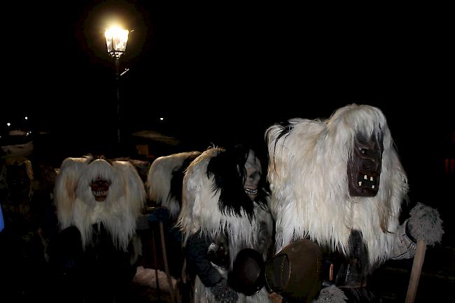 Impressionen vom Tschäggättu-Umzug am Donnerstagabend im Lötschental.