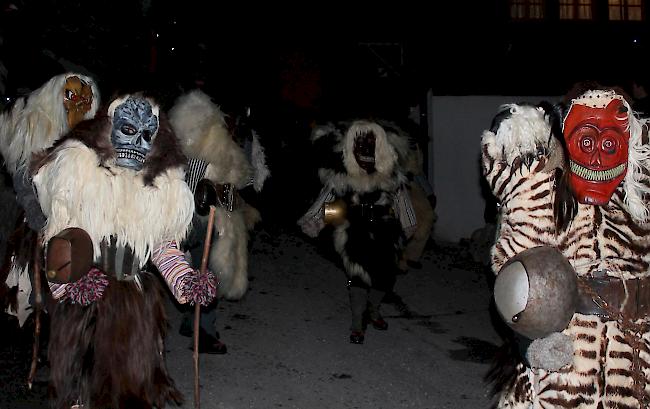 Impressionen vom Tschäggättu-Umzug am Donnerstagabend im Lötschental.