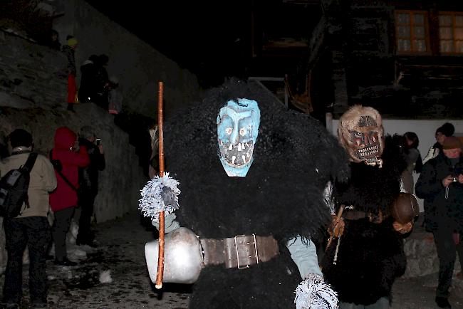 Impressionen vom Tschäggättu-Umzug am Donnerstagabend im Lötschental.