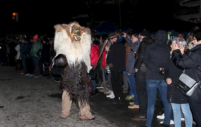 Impressionen vom Tschäggättu-Umzug am Donnerstagabend im Lötschental.