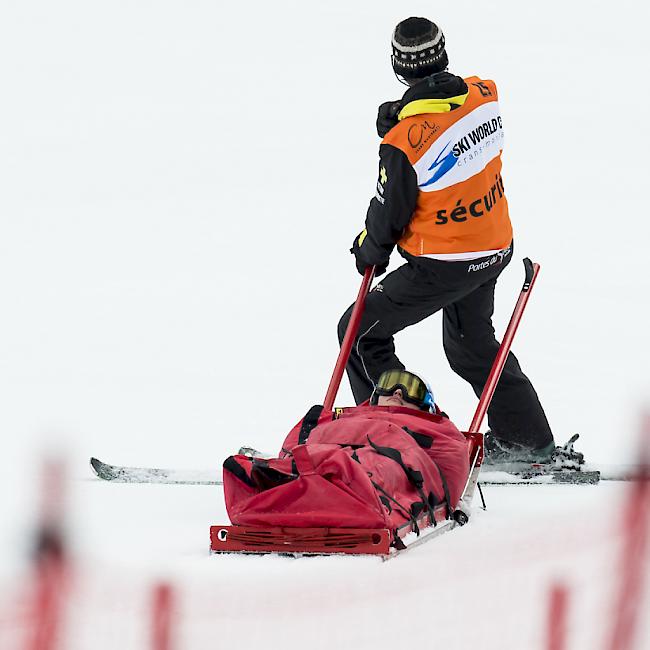 Denise Feierabend wird nach dem Sturz mit dem Rettungsschlitten abtransportiert
