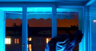 Der noch unbekannte Kriminelle wollte durch ein eingeschlagenes Fenster in R&auml;ume einer Volkshochschule eindringen. (Symbolbild)