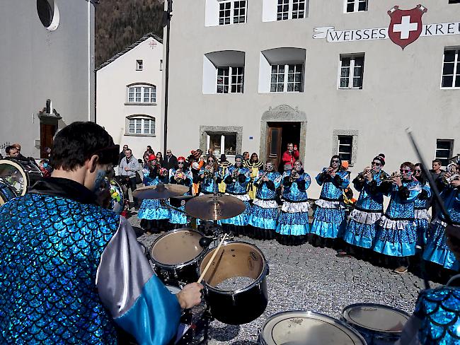 Fasnachtsstimmung. Guggenmusiken wie die Simpiler «Chruitfrässär» boten Fasnachtsstimmung auf den Plätzen und in den Gaststätten von Simplon.