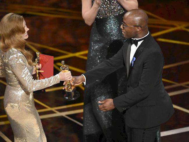 Amy Adams übergibt "Moonlight"-Macher Barry Jenkins einen Oscar: Sein Werk gewann die Auszeichnung als bester Film.