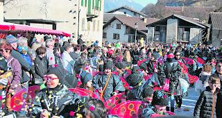 Als Marienk&auml;fer. Kinderg&auml;rtner und Muki-Turner aus Turtmann.