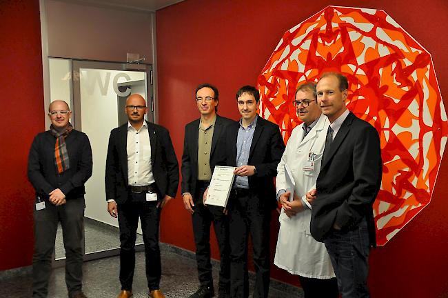 Übergabe des Zertifikats mit Michel Délitroz (Leiter Qualitätsmanagement SZO), Kilian Ambord (Direktor Pflege & MTT SZO), Raphael Sermet, Michael Gross (beide von der ProCert AG), Dr. Reinhard Zenhäusern (Ärztlicher Direktor SZO) und Hugo Burgener (Direktor SZO, von links).