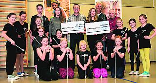 Michelle Zuber (Mitte) &uuml;bergibt die Schecks an Velafrika und Tandem 91.