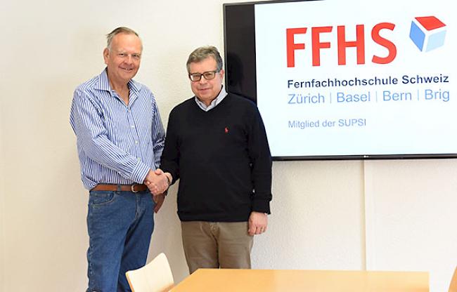 Wechsel an der FFHS: Kurt Grünwald (links) übergibt die Leitung an den neuen Rektor Michael Zurwerra.