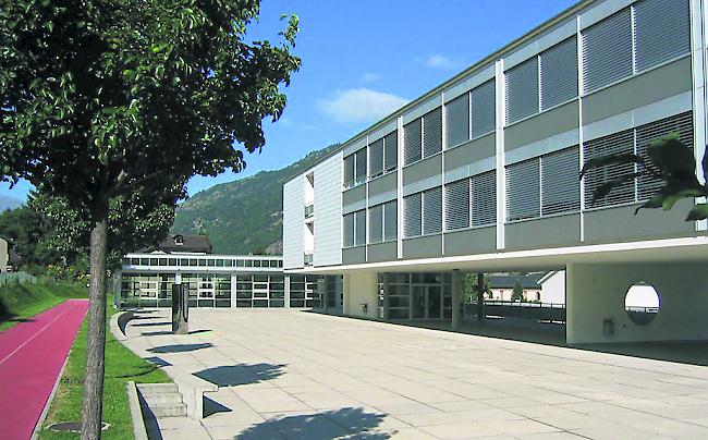 Schule Glis: Das Erdgeschoss (r.) wird zu Schulzimmern umfunktioniert.