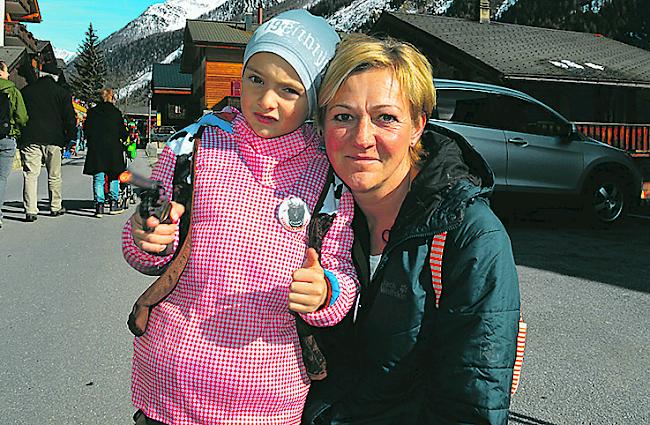 Sonja Jossen-Fryand (45) mit Elwin (5) aus Gampel. 