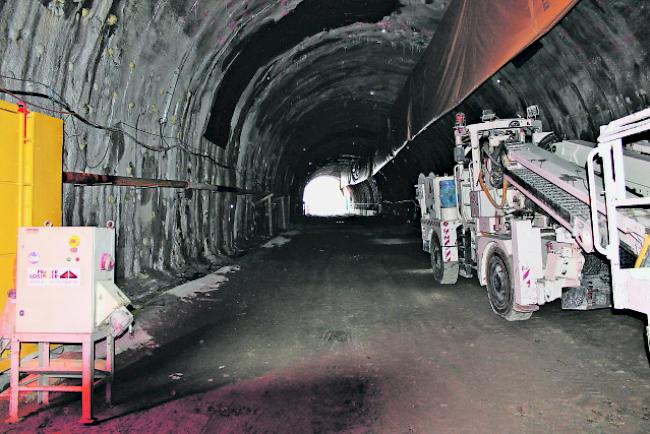 Die Vortriebsarbeiten im Riedbergtunnel verzögern sich. Die Endkosten für den Tunnel sollen gemäss Staatsrat Melly 220 Millionen Franken betragen. 