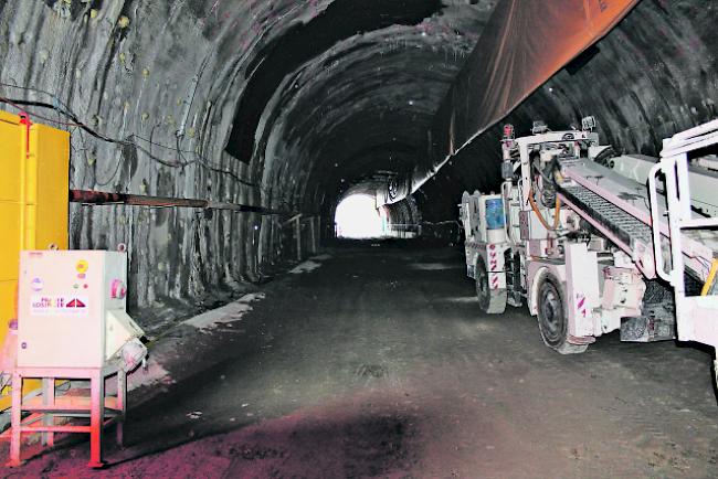 Die Vortriebsarbeiten im Riedbergtunnel verzögern sich. Die Endkosten für den Tunnel sollen gemäss Staatsrat Melly 220 Millionen Franken betragen.