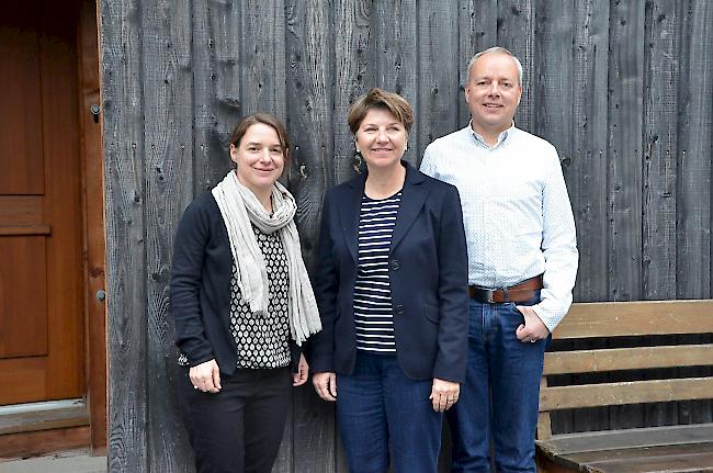 Positiver Rückblick auf 2016: Dominique Weissen Abgottspon (l.), Geschäftsleiterin des Landschaftsparks Binntal mit Vereinspräsidentin Viola Amherd und dem neuen Vizepräsidenten Francesco Walter.