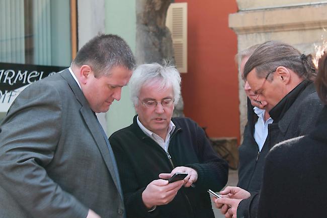 Nicolas Voide und Oskar Freysinger vertieft in die Resultate.