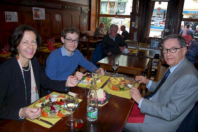 Sigrid Fischer-Willa beim Mittagessen mit ihrem Mann und Sohn.