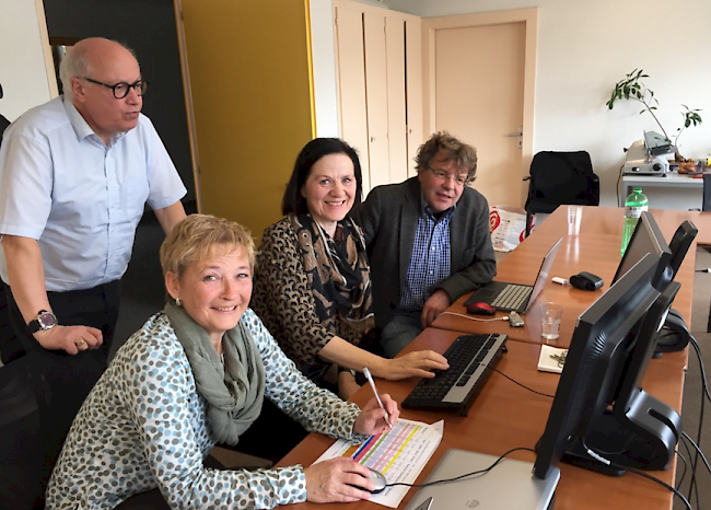 Am Analysieren. Esther Waeber-Kalbermatten mit ihrem Team im Büro in Sitten.