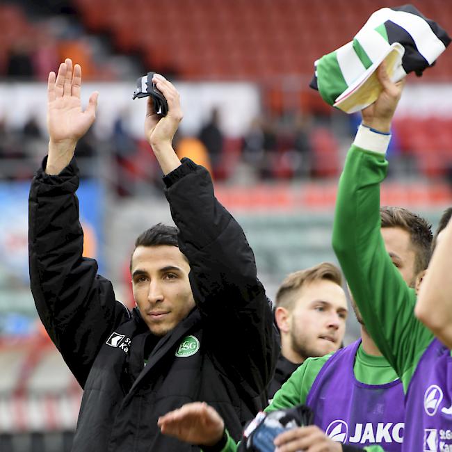 Matchwinner Yannis Tafer (links) und die St. Galler bedanken sich beim mitgereisten Anhang