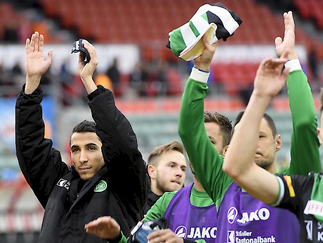 Matchwinner Yannis Tafer (links) und die St. Galler bedanken sich beim mitgereisten Anhang