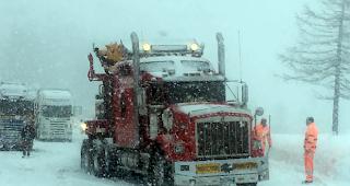 Lastwagen, die vor der Sperrung auf der Passstrasse unterwegs waren, wurden von den Schneef&auml;llen &uuml;berrascht.