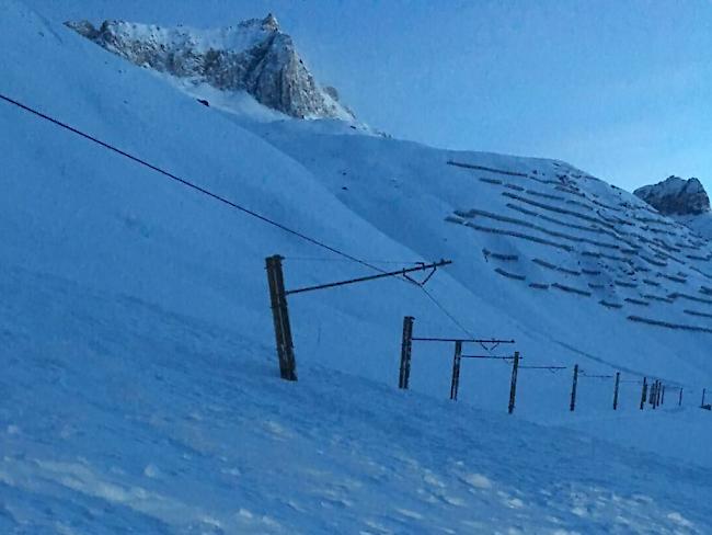 Meterhohe Schneemassen verschütten am Oberalp die Geleise der Matterhorn Gotthard Bahn zwischen Nätschen UR und dem Pass nach Graubünden.