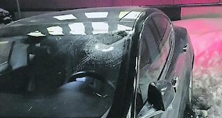 Durchschlag. Ein etwa f&uuml;nf Kilogramm schweres Eisst&uuml;ck durchschlug die Frontscheibe und schoss ins Wageninnere. 