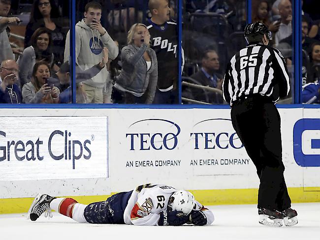Denis Malgin bleibt nach einem Check an die Bande benommen liegen