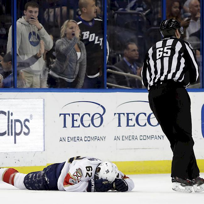 Denis Malgin bleibt nach einem Check an die Bande benommen liegen