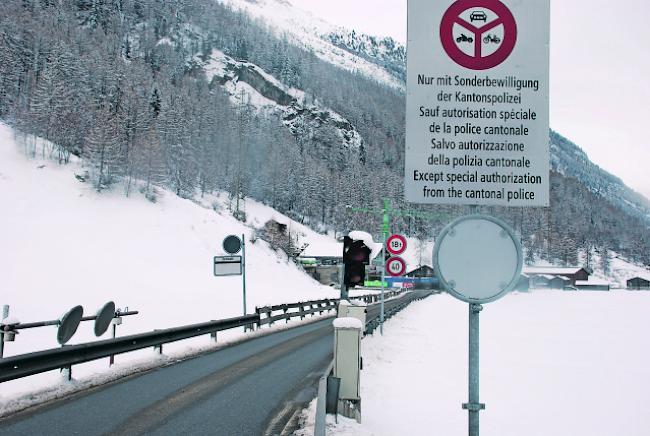 Die Strasse Täsch-Zermatt ist am Donnerstagabend ab 21 Uhr geschlossen worden. 