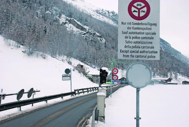 Die Strasse Täsch-Zermatt ist am Donnerstagabend ab 21 Uhr geschlossen worden.