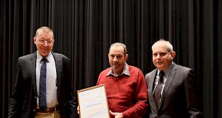 Stephan Stocker (mitte) wird geehrt.