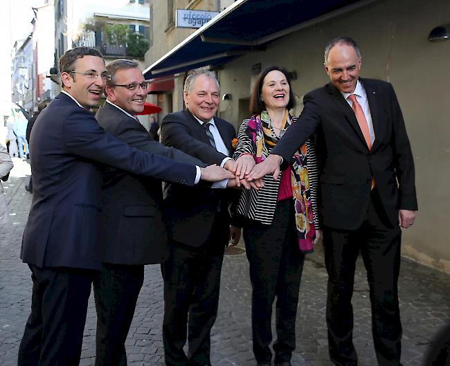 Die neue Walliser Regierung posiert für ein Gruppenbild.