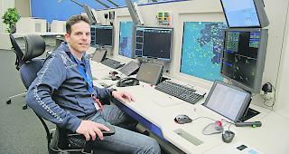 Jean-No&euml;l Loretan an seinem Arbeitsplatz im Flugsicherungszentrum von D&uuml;bendorf.