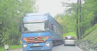 Ein Schwertransporter verkehrt auf der Strasse von T&auml;sch nach Zermatt.