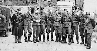 Einsatzbereit. Das Herbrigger Bewachungsdetachement mit Inspizient Major Xaver Burri (links) und Gemeindepr&auml;sident Rudolf Bittel (rechts). 