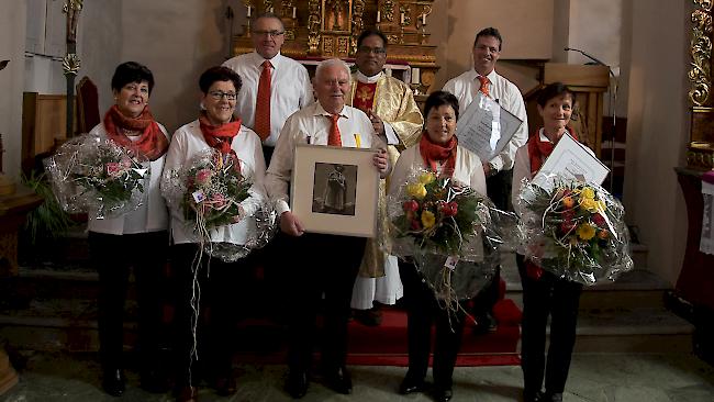 Vorne von links: Hildegard Schröter, Flora Amacker, Paul Kalbermatter, Martha Bregy und Miranda Lengen. Hinten von links: Isidor Burkard (Vereinspräsident), Prior P. James Kachappilly und Manfred Bregy (Dirigent).