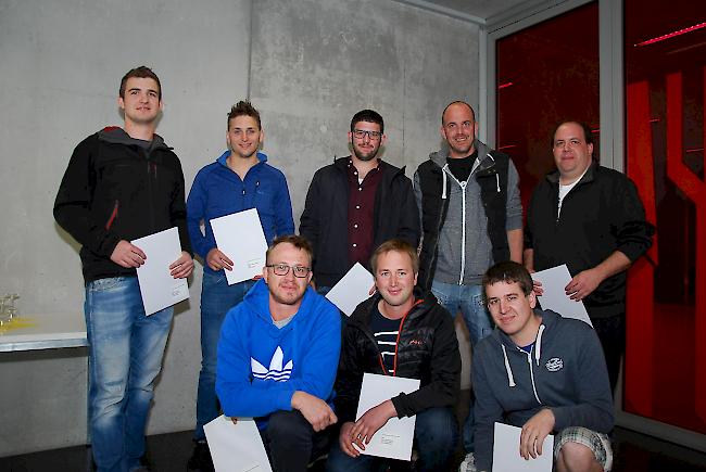 Die Absolventen. Von links: Martin Wyssen, Naters, Yannik Kalbermatten, Stalden, Dominik Eyholzer, Brigerbad, Lukas Pfammatter, Brig, Jean-Pierre Spadaro, Naters, Gregor Andenmatten, Staldenried, Dario Abgottspon, Staldenried und Matheo Heynen, Glis.