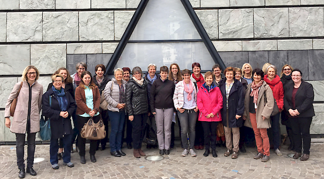 CVPO-Frauen-Frühstücks-Treffen in Visp: Im Anschluss an die angeregte Diskussion führte Peter Salzmann die rund zwei Dutzend Frauen durch Visp.
