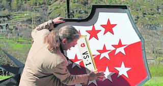 Imposant. Staatsrat Oskar Freysinger bringt pers&ouml;nlich das Nummernschild an Otto Ruppens &laquo;Mahnmal&raquo; an  &ndash;  bei grossem Interesse nationaler Medien. 