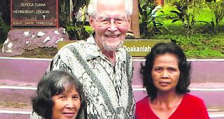 Pater Franz Xaver Brantschen in seinem f&uuml;r ihn typischen Habit, einem indonesischen Batikhemd, mit seiner Haush&auml;lterin und einer Angestellten vor dem Kurshaus.  